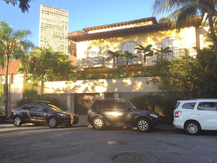 Carro da Polícia Federal na porta da casa de Carlos Arthur Nuzman (Crédito: Fernanda Rouvenat/ G1)
