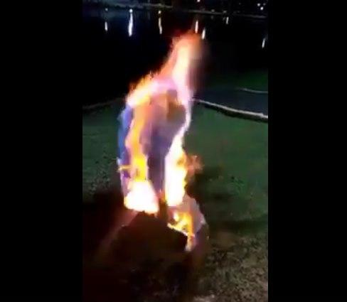 Jovem ateia fogo em próprio corpo e cenas chocam internautas