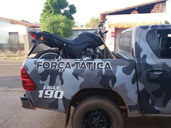 Moto usada pelos criminosos foi apreendida (Crédito: Polícia Militar)