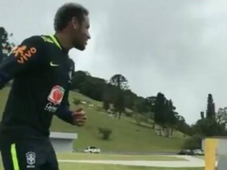 Neymar faz gol improvável durante treino da seleção brasileira