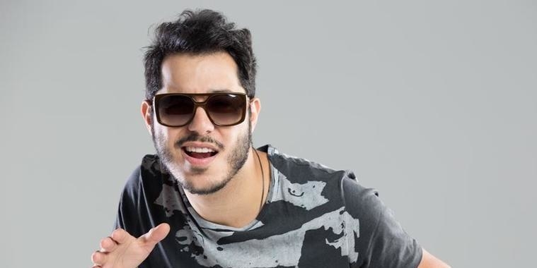 Cantor Tomate cai de altura de 5 metros ao tentar pegar pássaro