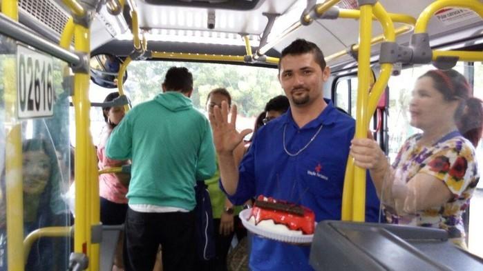 Motorista foi surpreendido com festa (Crédito: Reprodução)