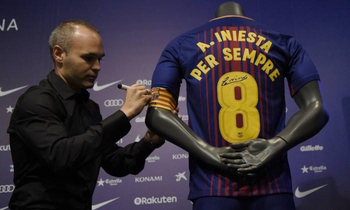 Iniesta assina contrato vitalício (Crédito: Reprodução)