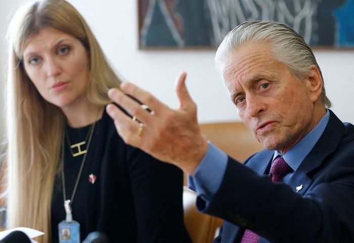Diretora Executivo da Campanha Internacional para a Abolição das Armas Nucleares (Ican), Beatrice Fihn, ao lado do ator Michael Douglas, durante coletiva na sede da ONU, em Genebra, em foto de arquivo (Crédito: Denis Balibouse/ Reuters)