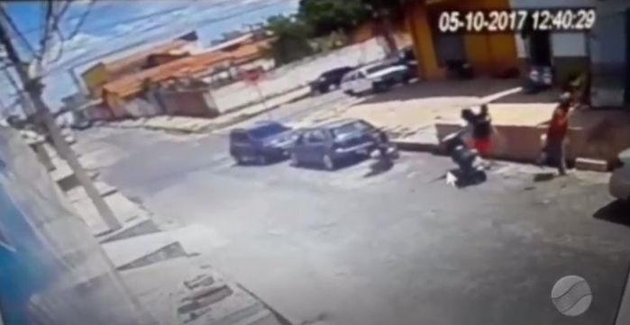 Momento em que os criminosos chegaram ao restaurante (Crédito: Reprodução)