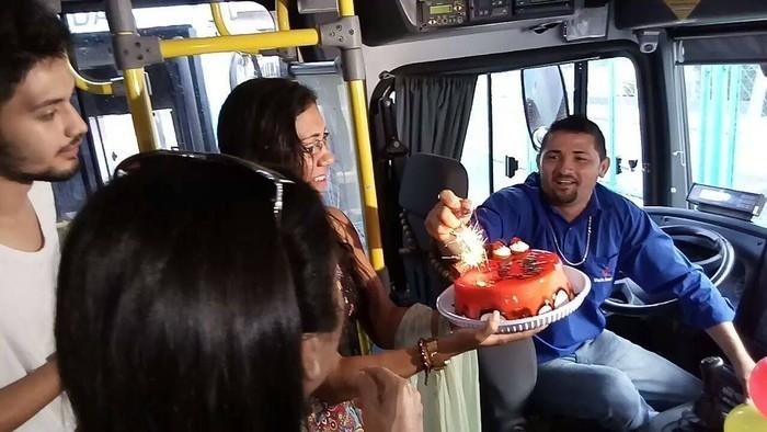 Motorista foi surpreendido com festa (Crédito: Reprodução)