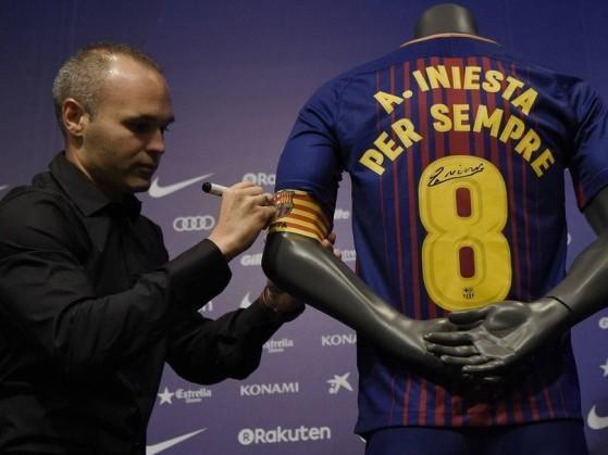 Meia Iniesta assina contrato vitalício com o time do Barcelona