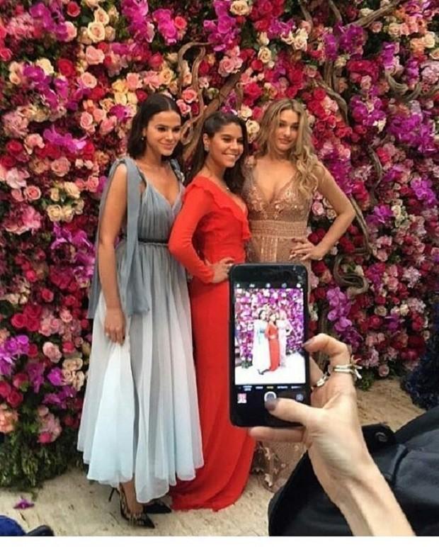 Bruna Marquezine e Sasha com amiga