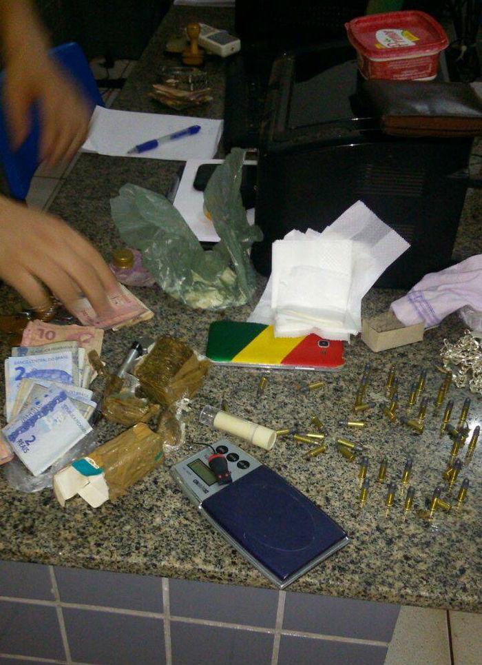 Material apreendido com o acusado (Crédito: Reprodução)