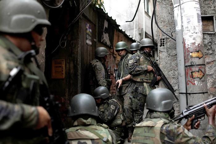 Militares do Exército na Rocinha (Crédito: Revista Veja)