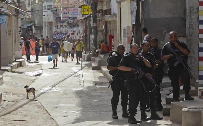 Policiais militares do Rio em ação no Alemão (Crédito: Folha de S. Paulo)