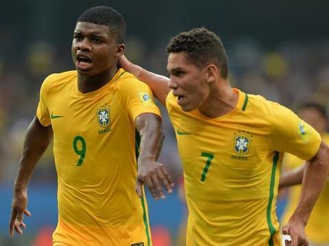 Brasil leva gol no início, mas dupla de Fla e Vasco garante virada