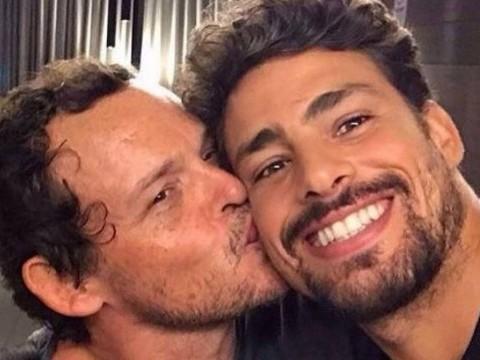 Cauã Reymond e Matheus Nachtergaele cena quente no cinema