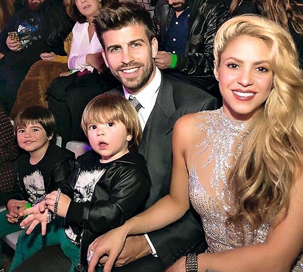 Piqué manda emojis apaixonados para Shakira após boato de separação