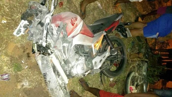 Uma das motos envolvidas no acidente na PI-238 (Crédito: Reprodução)