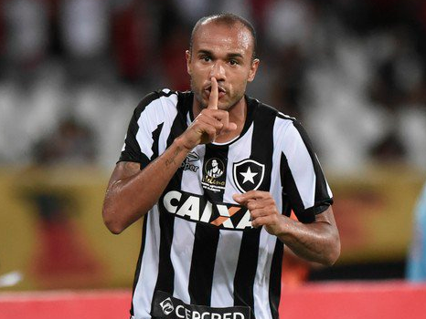 Roger, do Botafogo, é operado e aguarda biópsia de tumor