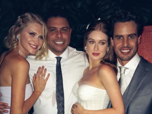 Ronaldo faz piada ao pedir namorada em casamento: "Em 2026"