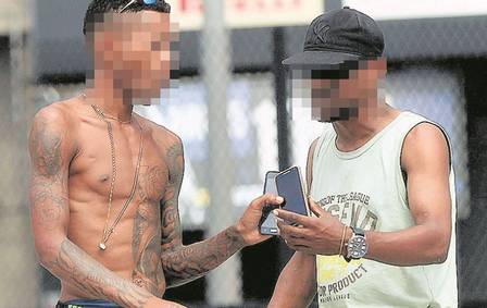 Usuários de crack vendem celulares roubados na Avenida Brasil