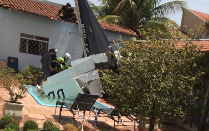 Avião cai em quintal de casa em São Paulo (Crédito: G1)