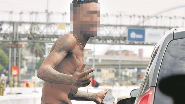 Usuários de crack vendem celulares roubados na Avenida Brasil