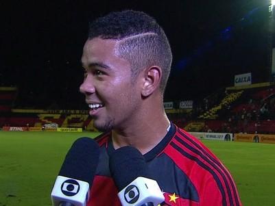 Jogador do Sport é preso após agredir ex-noiva em Recife