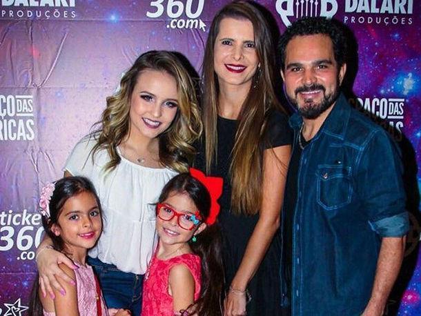 Larissa Manoela recebe famosos em camarim após show em São Paulo