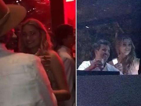 Sasha conversa ao pé do ouvido com DJ Alok em festa de casamento