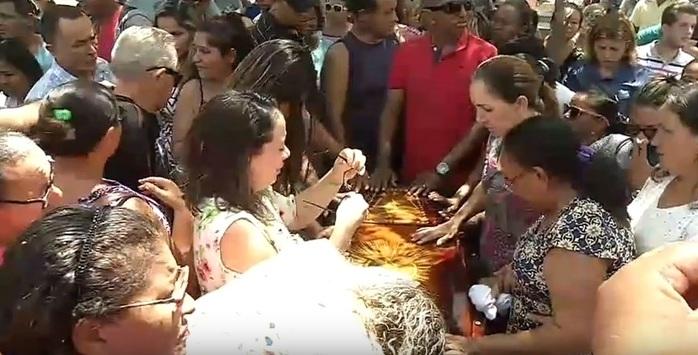 Enterro de Camilla Abreu (Crédito: Reprodução/TV MN)