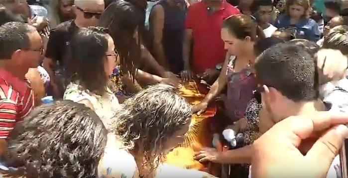Enterro de Camilla Abreu (Crédito: Reprodução/TV MN)