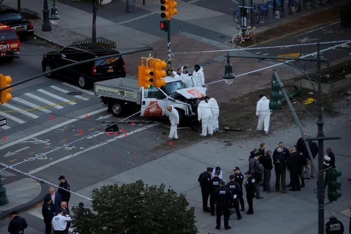 Policiais trabalham em local em que houve um tiroteio nesta terça-feira (31) em Nova York (Crédito: Andrew Kelly/Reuters)