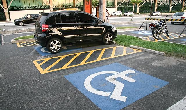 Estacionar em vaga especial sem cartão é proibido