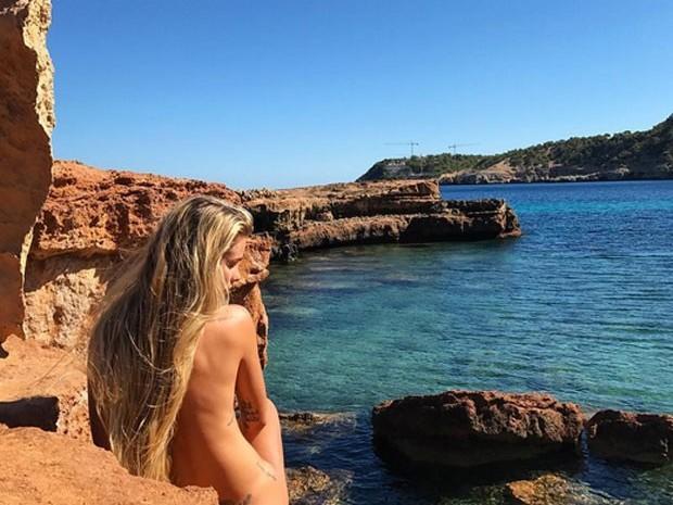 Yasmin Brunet posta foto pelada no Instagram e leva fãs à loucura