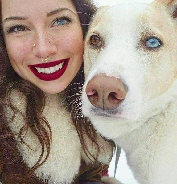 Mulher e cão com cada olho de cor diferente chamam atenção na web (Crédito: Facebook)