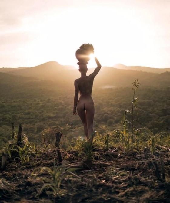 Modelo Marisa Papen posa pelada na selva africana (Crédito: Reprodução/Facebook(Marisa Papen)