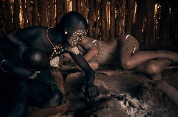 Modelo Marisa Papen posa na selva africana (Crédito: Reprodução/Facebook(Marisa Papen)