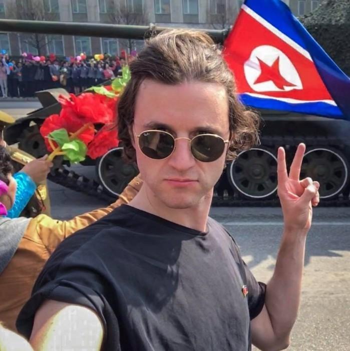 Turista faz selfie em desfile militar na Coréia do Norte e viraliza (Crédito: Facebook(Danny Dobson)