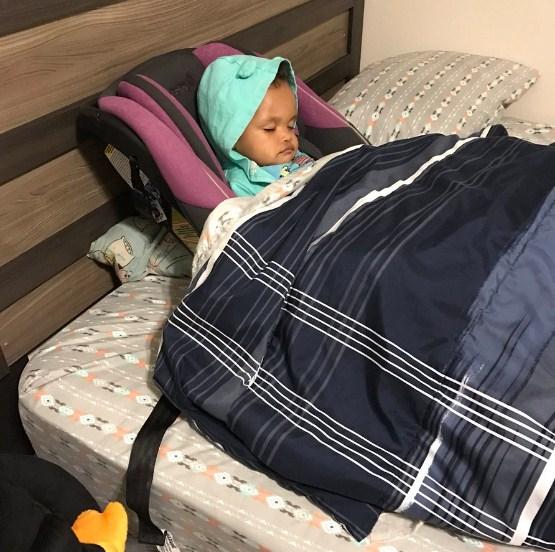 Filha dorme, pai pede ajuda da esposa e resultado surpreende (Crédito: Reprodução Twitter)