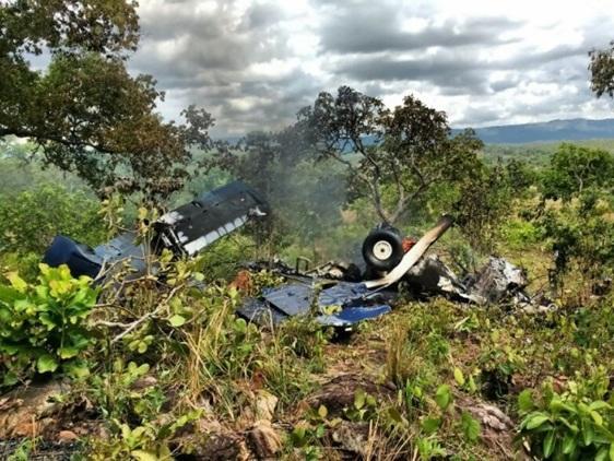 Quatro pessoas sobrevivem após avião cair e explodir em Goiás Velho