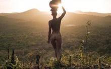 Presa por posar nua no Egito, modelo fica pelada em ensaio na selva
