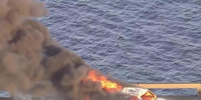 Manifestantes colocam fogo em veículo no meio da Ponte Rio-Niterói
