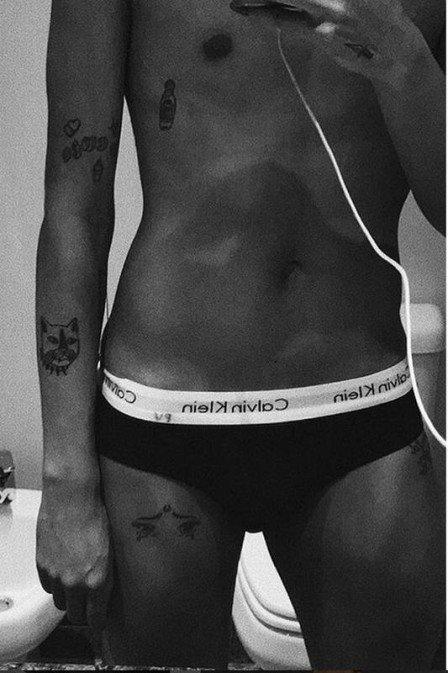 Pabllo Vittar sensualiza em rede social e mostra novas tatuagens