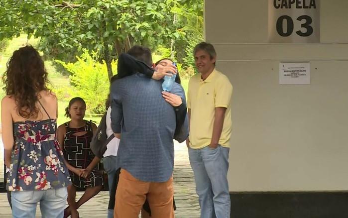 Familiares se emocionam durante velório de Márcia Cabrita (Crédito: Reprodução GloboNews)