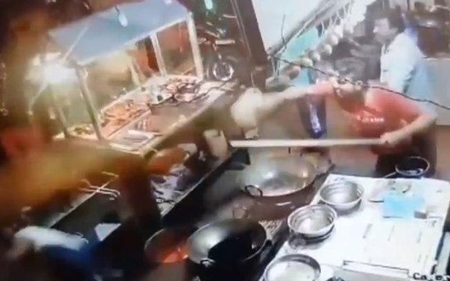 Cliente é atingido com óleo quente após reclamar de refeição em restaurante (Crédito: Reprodução/protothema.gr )