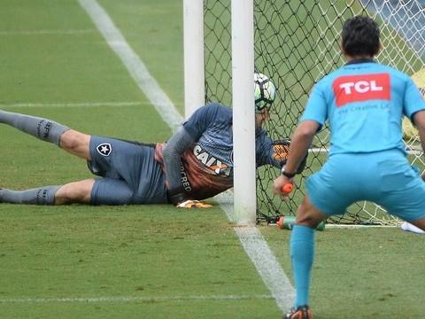 Atlético-PR bate o Botafogo e volta a vencer no Brasileirão