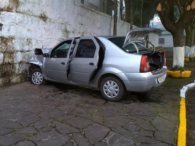 Homem morre após fugir de blitz e bater carro em muro de cemitério