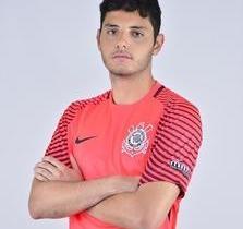 Goleiro do Corinthians se irrita com escolha de e é afastado