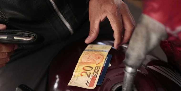 Preço da gasolina sobe novamente e já passa de R$ 3,90