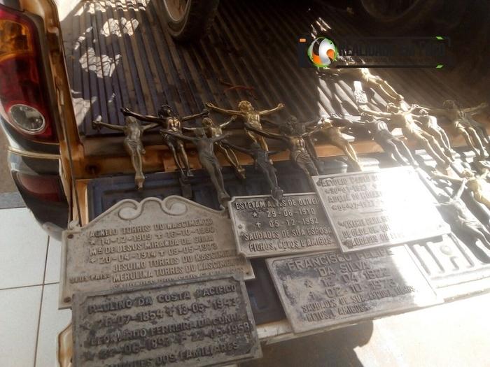 Homem é preso após invadir cemitério e furtar placas de sepultura