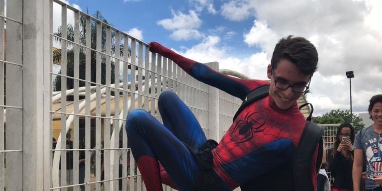 Estudante se veste de homem-aranha para prova do Enem neste domingo