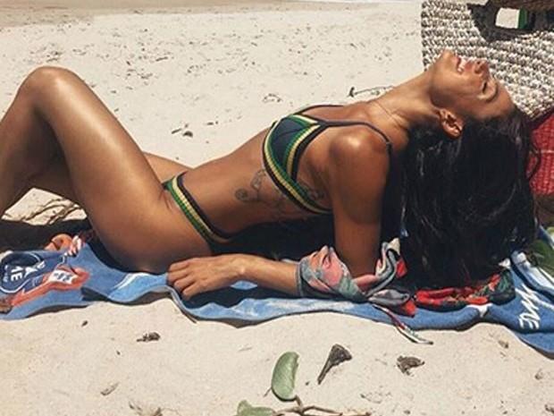 Isis Valverde exibe corpão em praia e recebe elogios: "Gostosa"